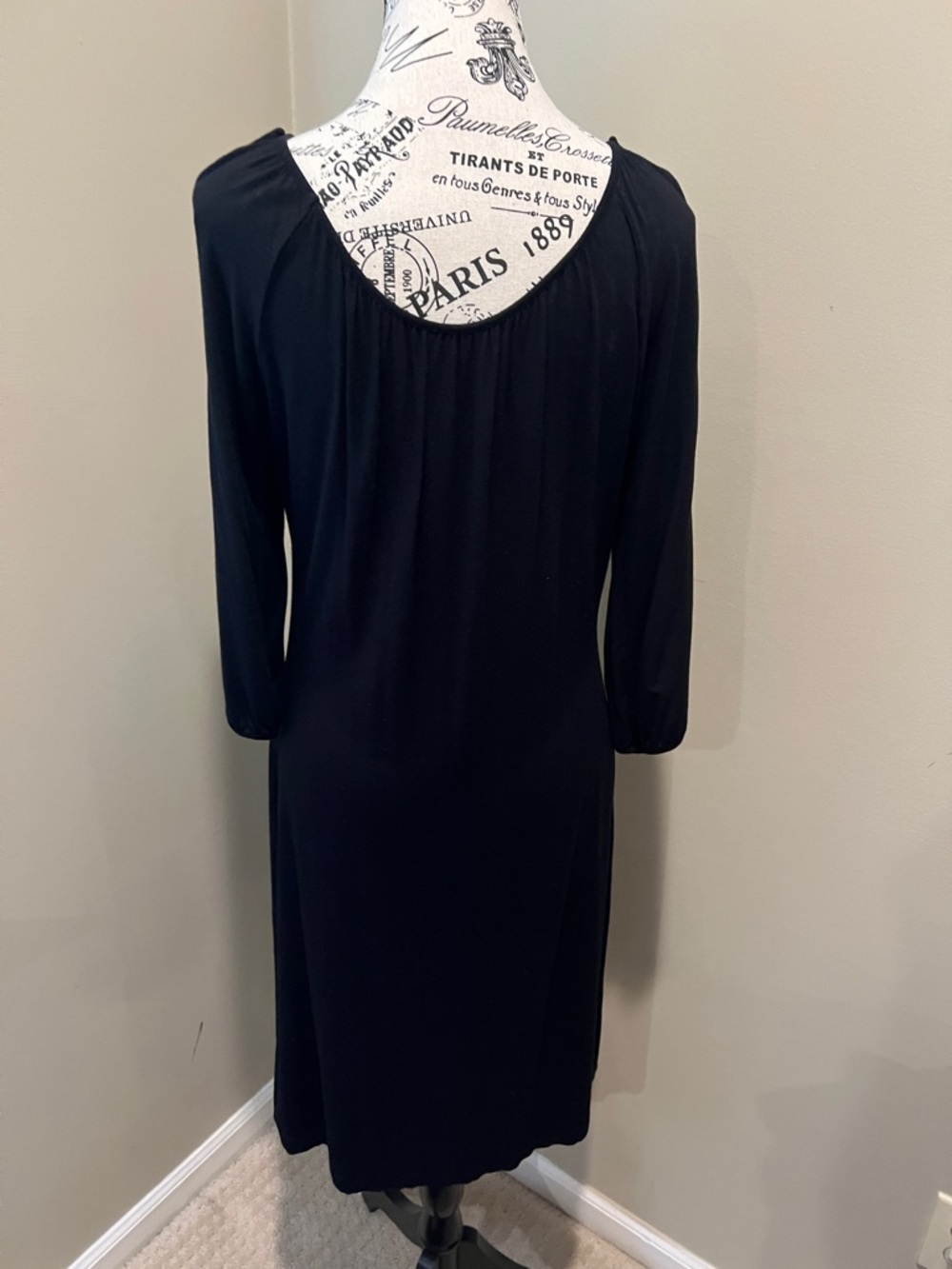 Neiman Marcus Black Scoop-Neck Midi Dress with Three-Quarter Sleeves - Picture 5 of 7